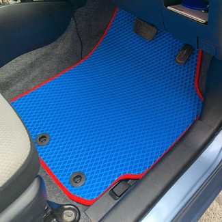 Коврики на Toyota Vitz III 2010 - 2020 в Нальчике